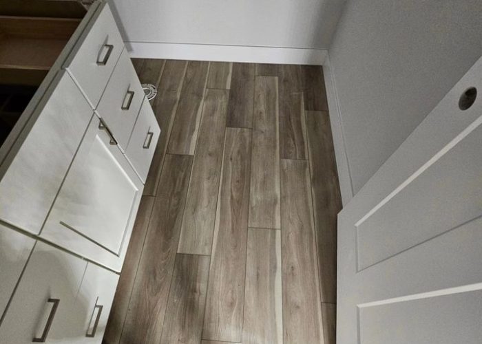 milwaukee-flooring-laminate-floors-small-bathroom