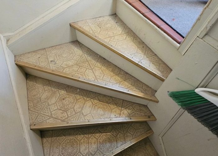 milwaukee-flooring-lvp-stair-close-up-not-started